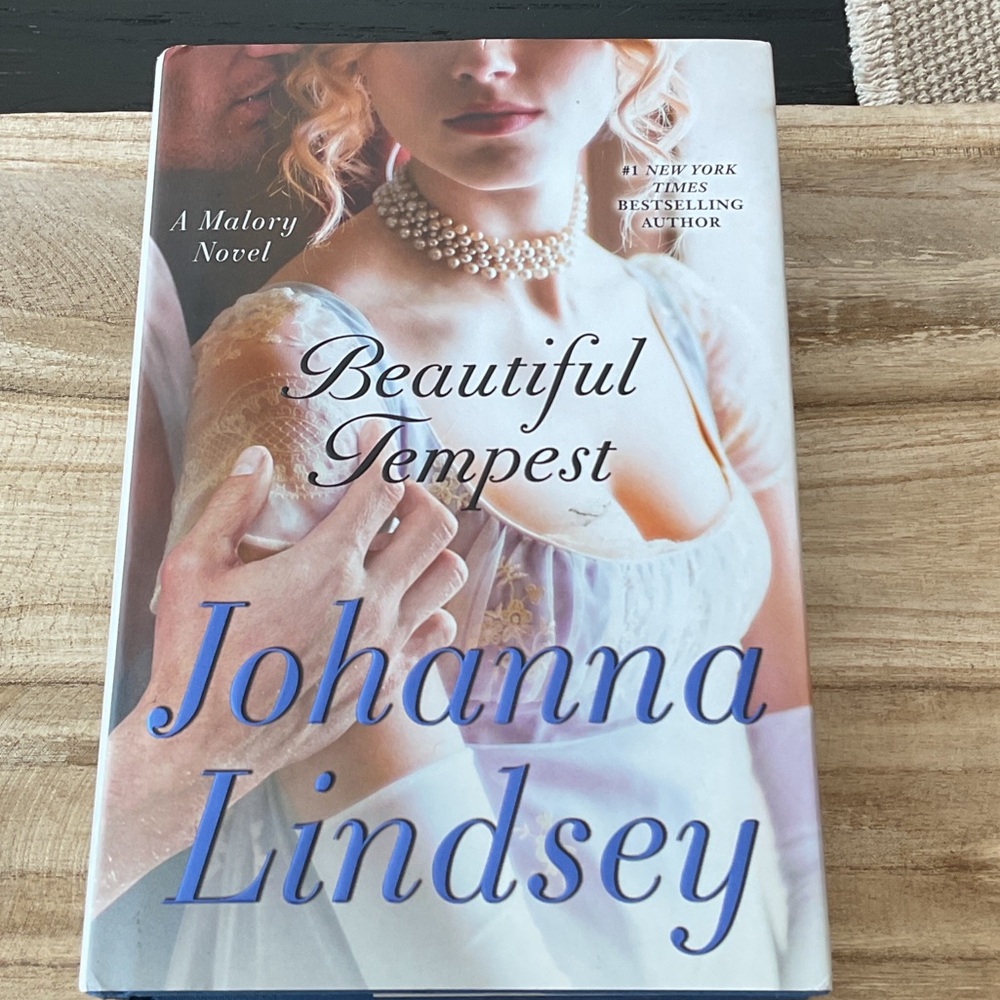 🌻 2/$8 Johanna Lindsay